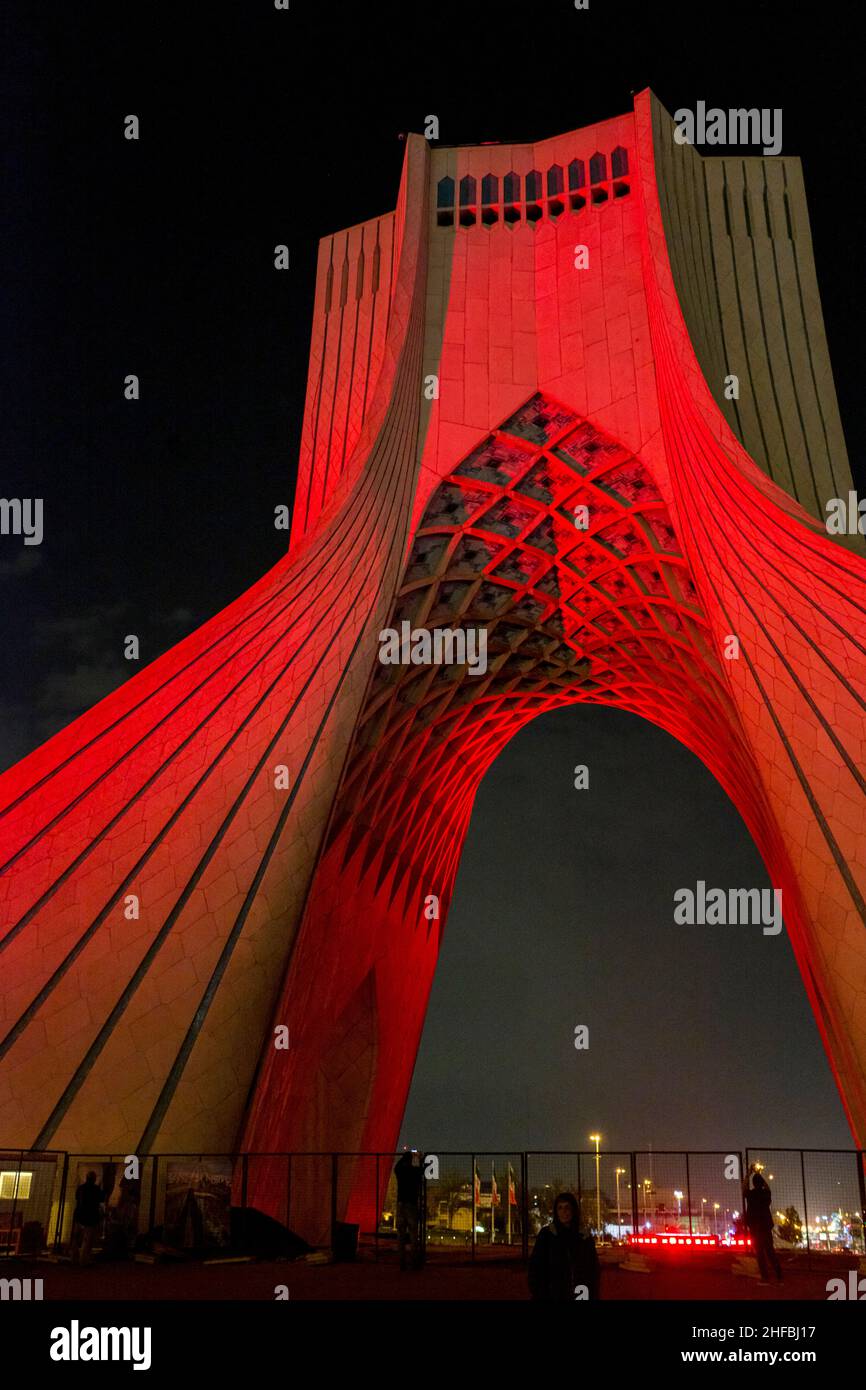 La vista serale illuminata della Torre Azadi (Torre della libertà) è un monumento e un importante punto di riferimento nazionale in Piazza Azadi a Teheran, Iran Foto Stock
