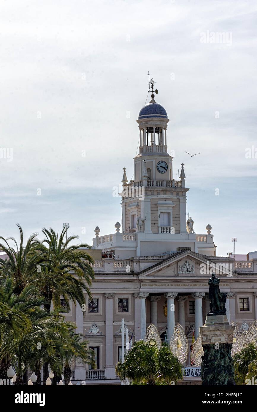 Vista de la Plaza de San Juan de Dios con el Ayuntamiento y estatua a Moret en Cádiz Foto Stock