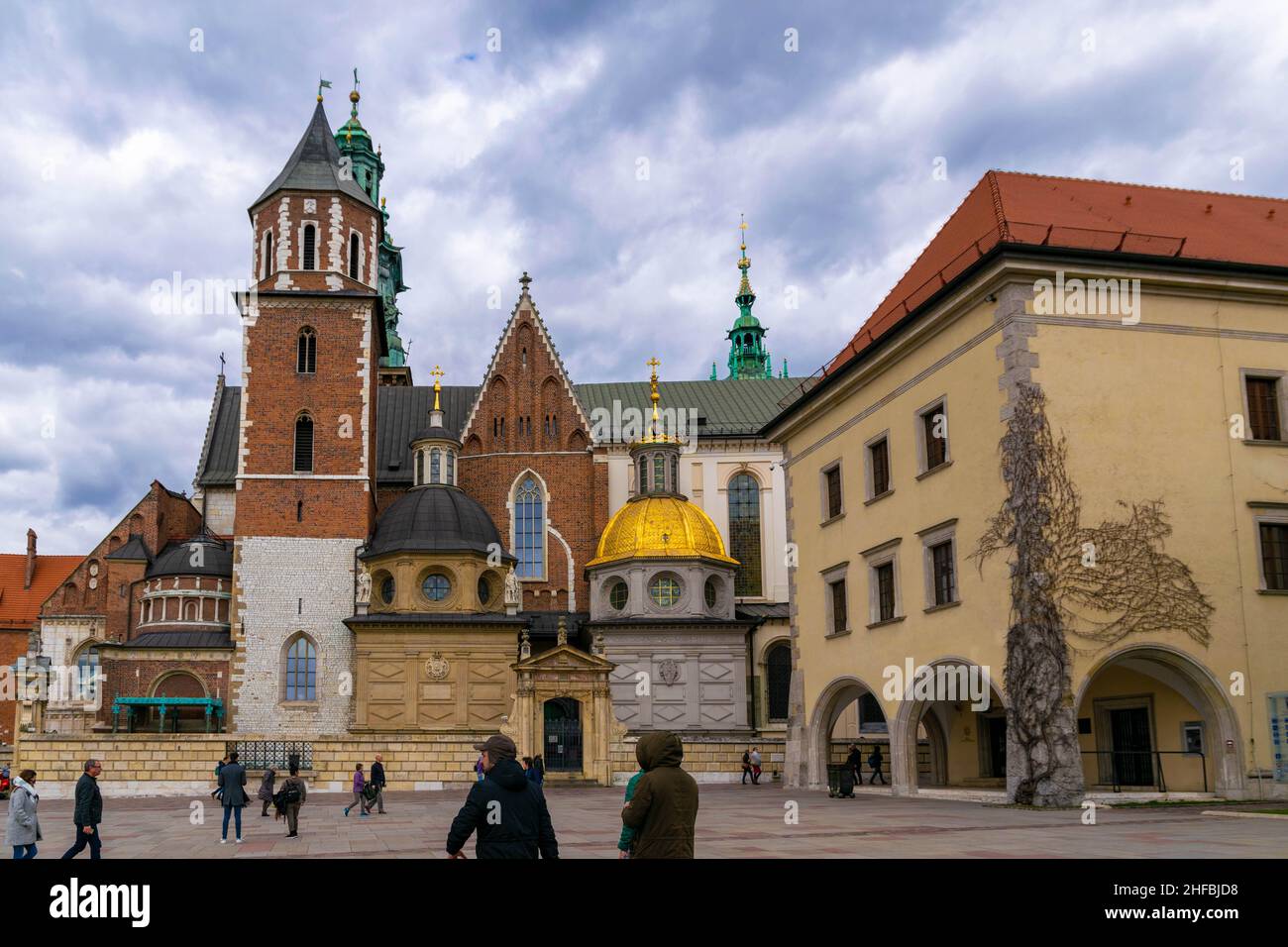 Cracovia, Polonia - 9th marzo 2020: Castello reale di Wawel a Cracovia. La residenza reale consiste in un certo numero di strutture di periodi differenti situate Foto Stock