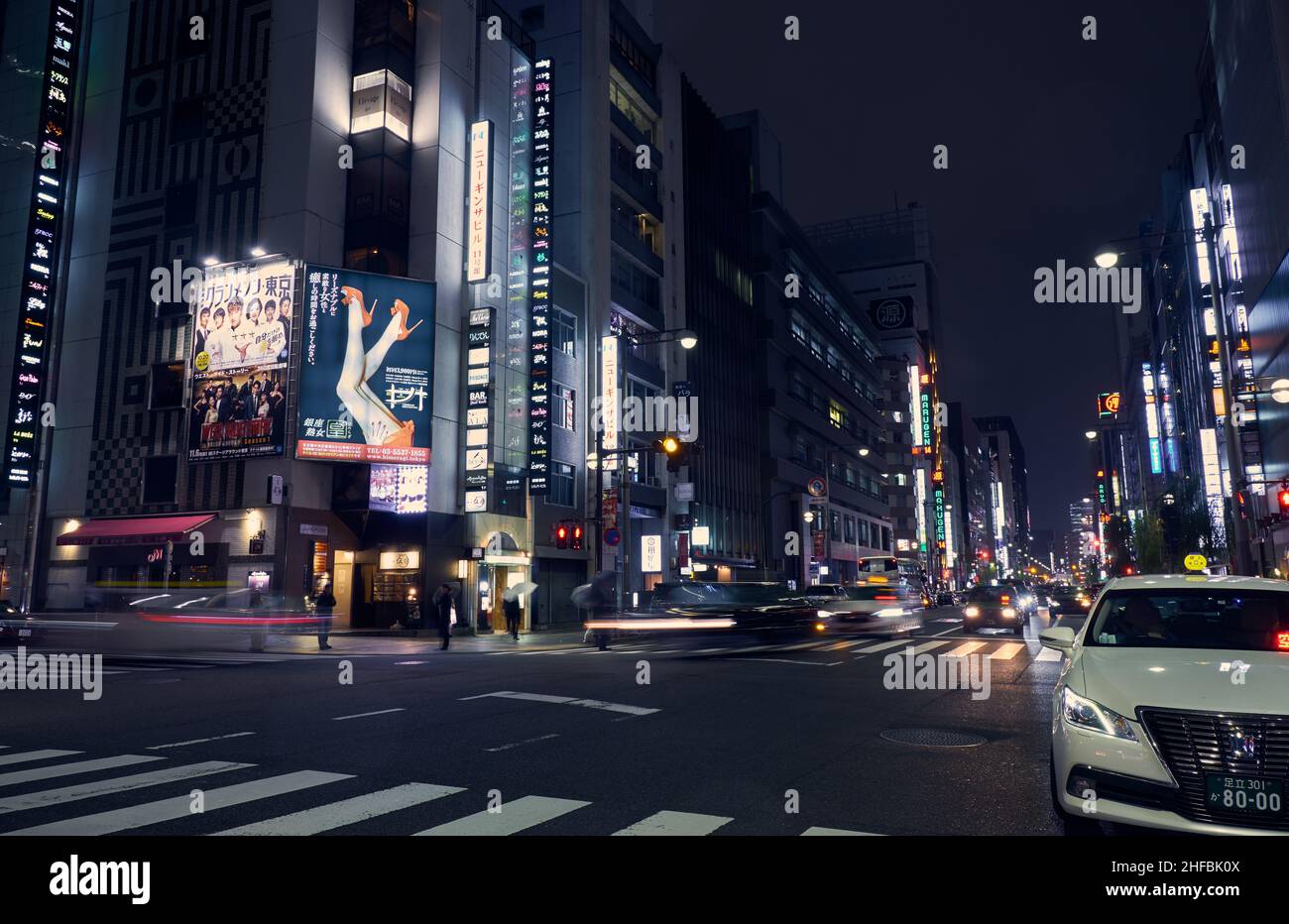 Tokyo, Giappone - 24 ottobre 2019: Le luci notturne di Ginza. Loghi, pubblicità e striscioni attrarre negozi e ristoranti. Tokyo. Giappone Foto Stock