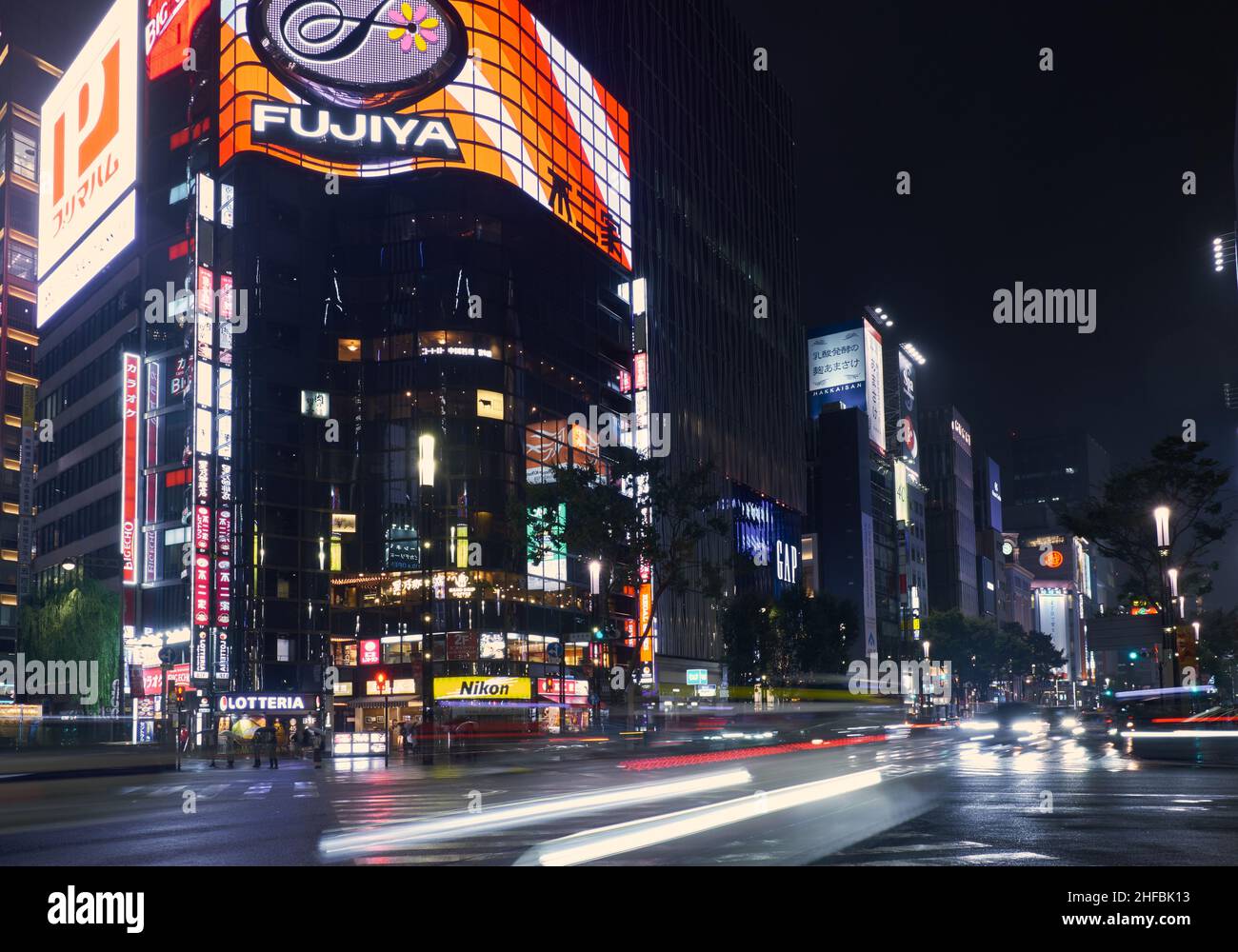 Tokyo, Giappone - 24 ottobre 2019: La vista della luminosa strada notturna nel quartiere Ginza al centro di Tokyo. Giappone Foto Stock