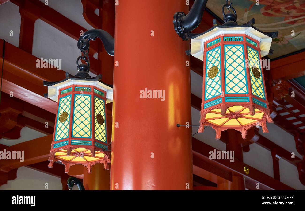 La vista delle lanterne appese di Tsuri-doro agganciate alle colonne di vermiglio all'interno del più antico tempio buddista senso-ji in Asakusa. Tokyo. Giappone Foto Stock