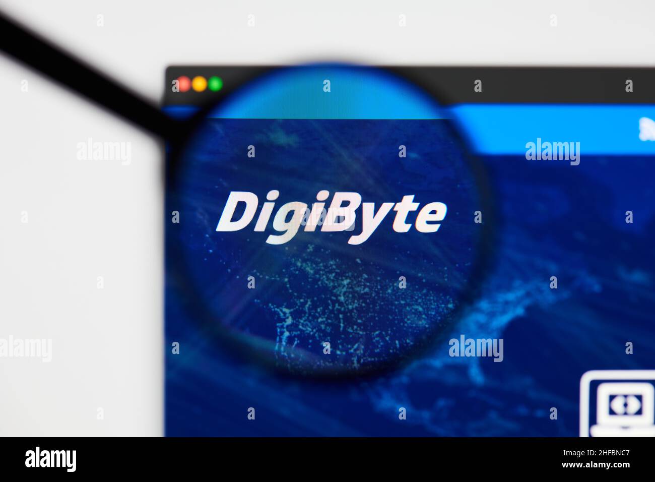 Milano, Italia - 11 gennaio 2022: Digibyte - hp. Digibyte, il logo della moneta DGB visibile attraverso un loope. Defi, ntf, concetti di criptovaluta malati Foto Stock