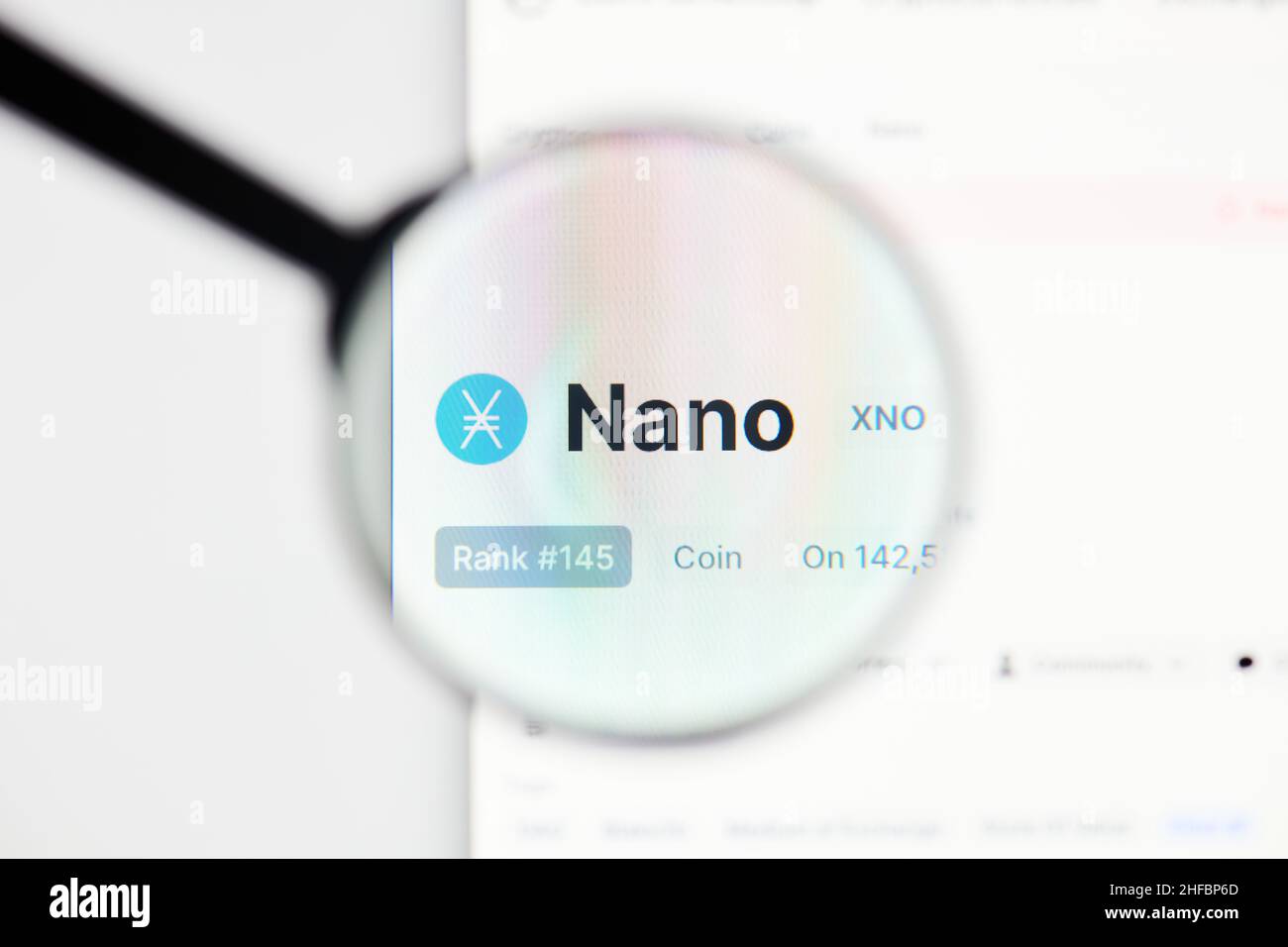 Milano, Italia - 11 gennaio 2022: Nano - il logo della moneta di xno sul sito Web hp. Nano, XNO visibile attraverso un lope. Concetti di defi, ntf, criptovaluta illustrativa Foto Stock