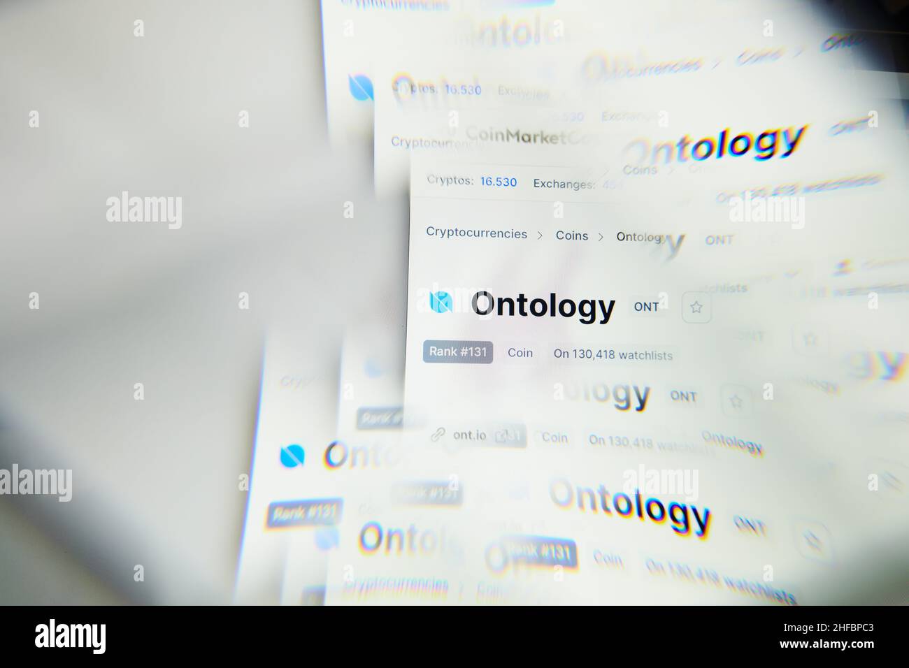 Milano, Italia - 11 gennaio 2022: Ontologia - il logo ONT sullo schermo di un laptop visto attraverso un prisma ottico. Ontologia dinamica ed unica, moneta ONT Foto Stock