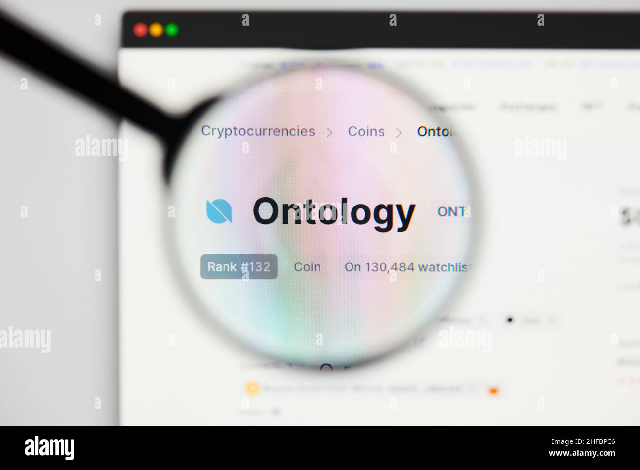 Milano, Italia - 11 gennaio 2022: Ontologia - ont website's hp. Ontologia, ONT coin logo visibile attraverso un loope. Defi, ntf, concetti di criptovaluta malati Foto Stock