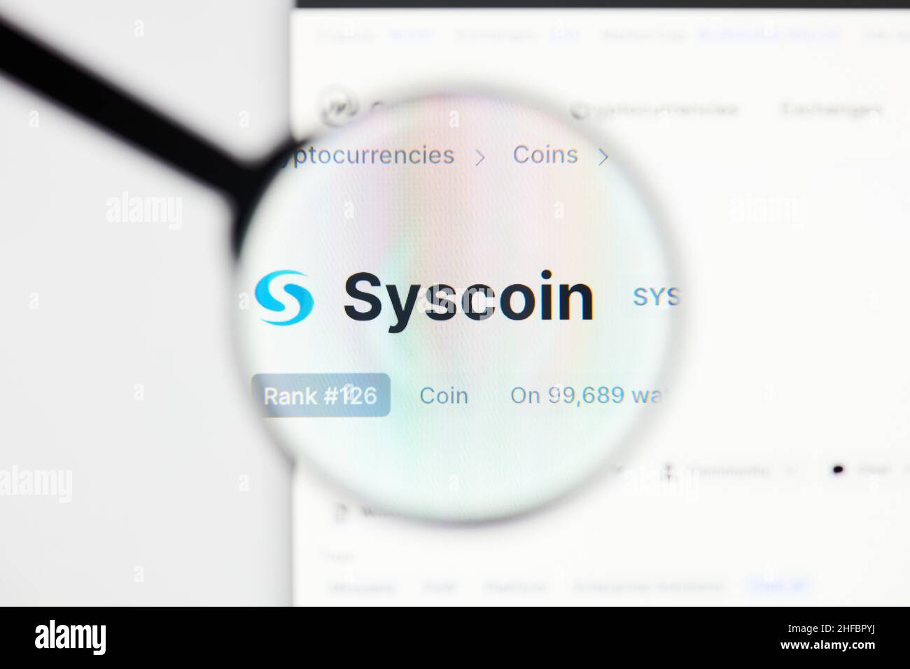 Milano, Italia - 11 gennaio 2022: Syscoin - il logo SYS del sito Web di SYS è visibile attraverso un loope. Concetti di defi, ntf, criptovaluta illus Foto Stock