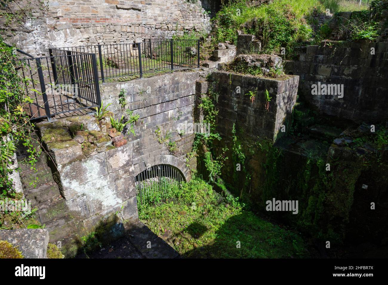 Scavi di rovine del 'Mellor Mill' di Samuel Oldknow vicino a Marple a Greater Manchester, Inghilterra. Foto Stock