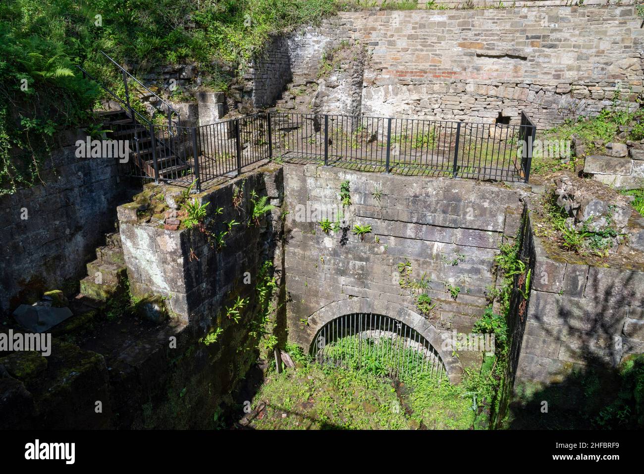 Scavi di rovine del 'Mellor Mill' di Samuel Oldknow vicino a Marple a Greater Manchester, Inghilterra. Foto Stock
