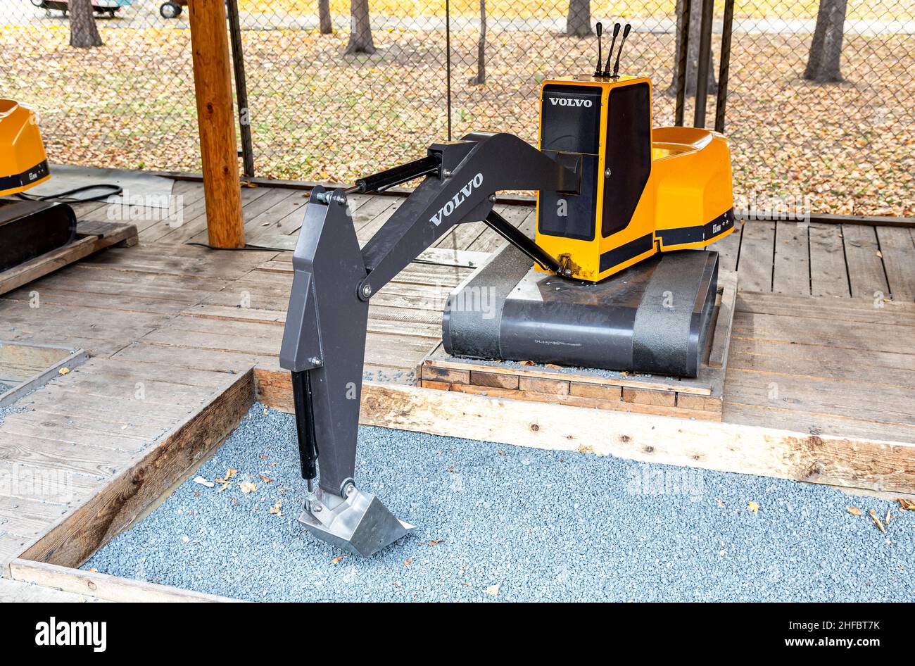 Samara, Russia - 12 ottobre 2021: Modello controllato di un escavatore Volvo su un'attrazione in un parco cittadino Foto Stock