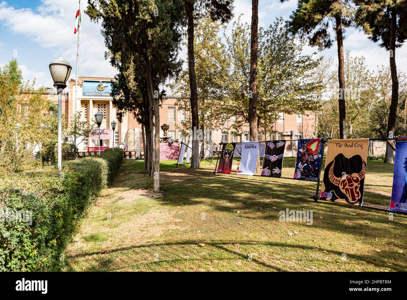 Striscioni antiamericani nei terreni dell'ex Ambasciata degli Stati Uniti a Teheran Foto Stock