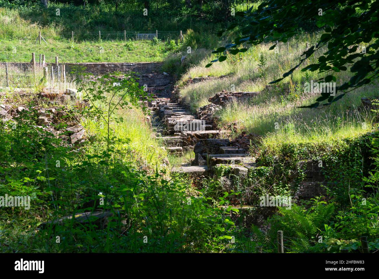 Scavi di rovine del 'Mellor Mill' di Samuel Oldknow vicino a Marple a Greater Manchester, Inghilterra. Foto Stock