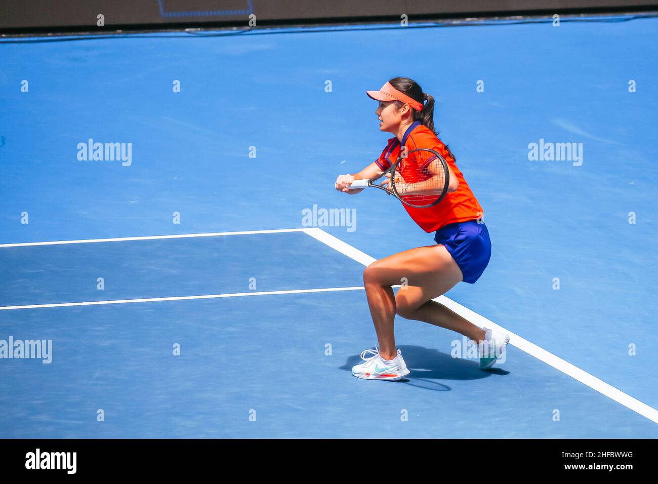 Melbourne, Australia. 15th Jan 2022. 15 gennaio 2022: Emma Raducanu si apprica del 2022 Australian Open al Melbourne Park il 15 gennaio 2022 a Melbourne, Australia. (Credit Image: © Chris Putnam/ZUMA Press Wire) Credit: ZUMA Press, Inc./Alamy Live News Foto Stock Melbourne, Australia. 15th Jan 2022. 15 gennaio 2022: Emma Raducanu si apprica del 2022 Australian Open al Melbourne Park il 15 gennaio 2022 a Melbourne, Australia. (Credit Image: © Chris Putnam/ZUMA Press Wire) Credit: ZUMA Press, Inc./Alamy Live News Foto Stock