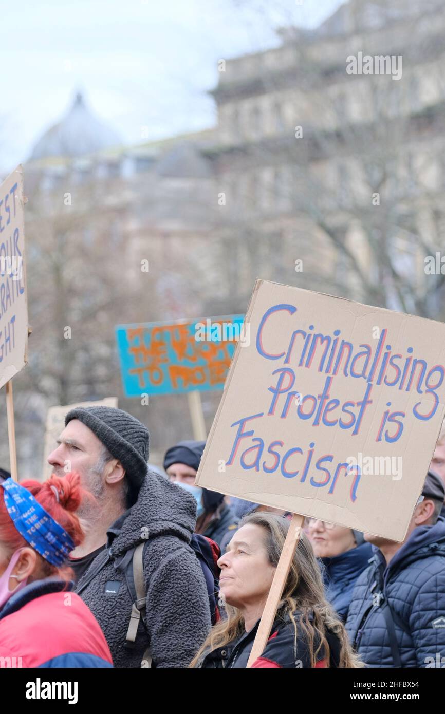 Bristol, Regno Unito. 15th Jan 2020. Bristol Kill gli attivisti del Bill si riuniscono su College Green. Essi sono preoccupati per la polizia, il crimine, la condanna e la legge giudiziaria che sta per andare dinanzi alla Camera dei Lord. La legge conferirà alla polizia poteri supplementari per controllare le proteste. Credit: JMF News/Alamy Live News Foto Stock