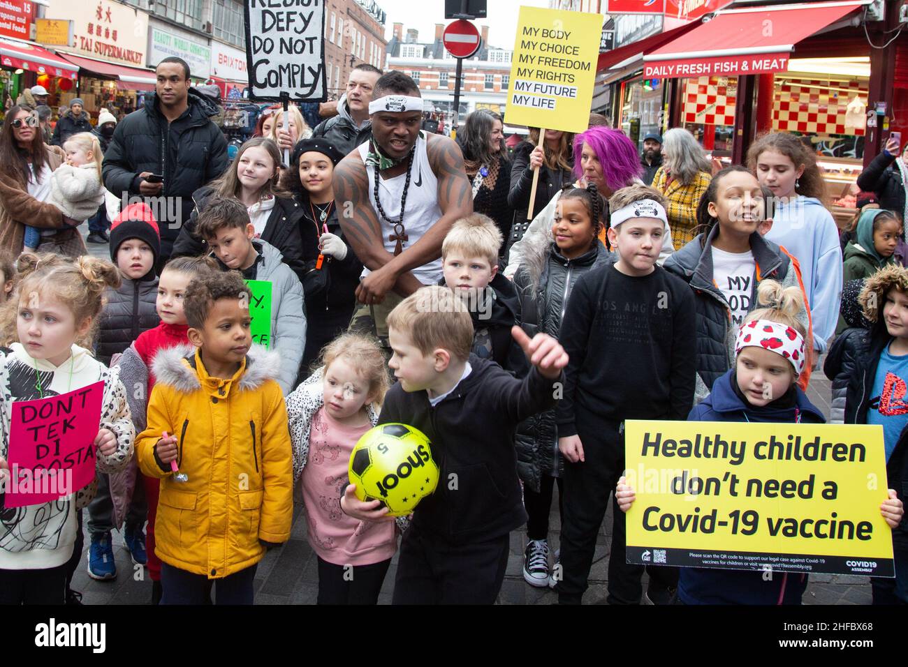 Londra, UK 15th Jan 2022 Anti vacine attivista (c) canta come bambini che cantano i cartelli anti vacine cantando insieme alla canzone 'on,t take the Vacine' di Brixton. Credit: Thabo Jaiyesimi/Alamy Live News Foto Stock