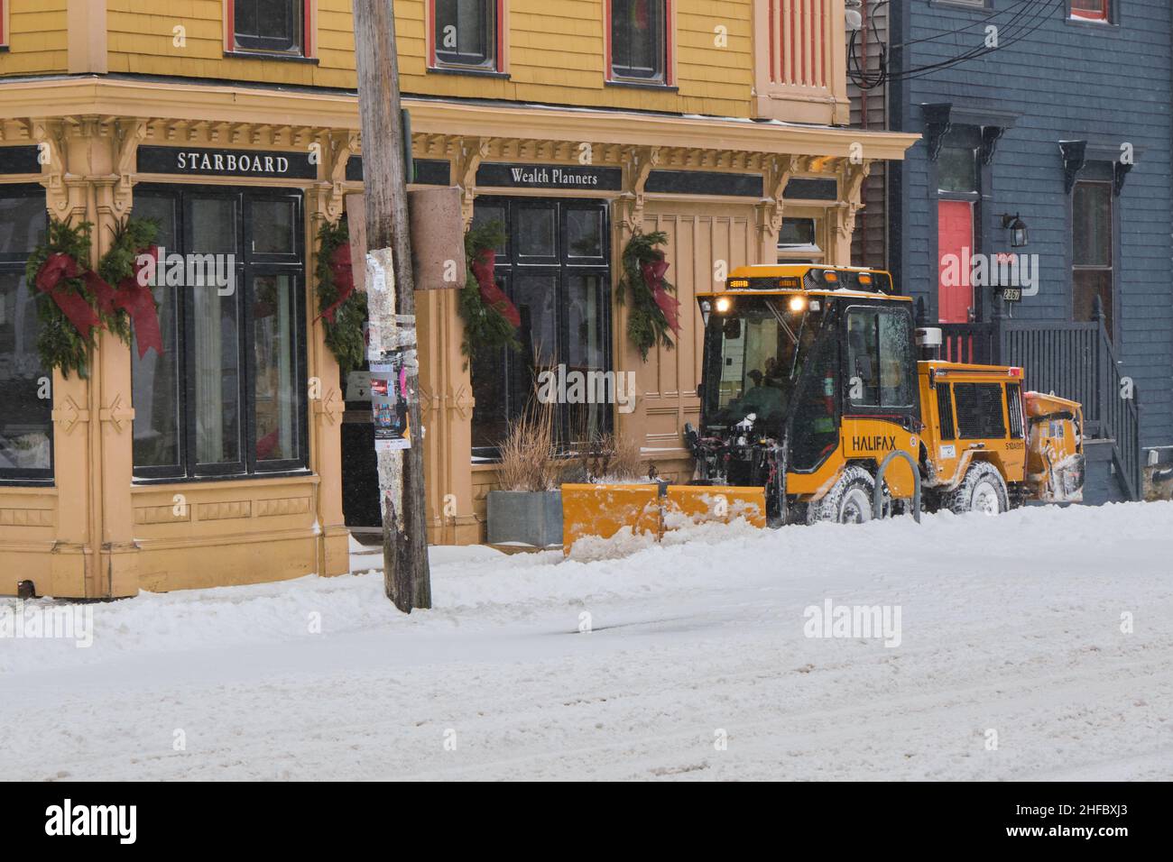 Halifax, Nuova Scozia, Canada. Gennaio 15th, 2022. La pulizia inizia nelle strade di Halifax mentre la città si sveglia da una grande bomba meteorologica. Il massiccio sistema meteo ha colpito la provincia durante la notte, con un mix di pioggia, neve e venti fino a 100km/h. Foto Stock