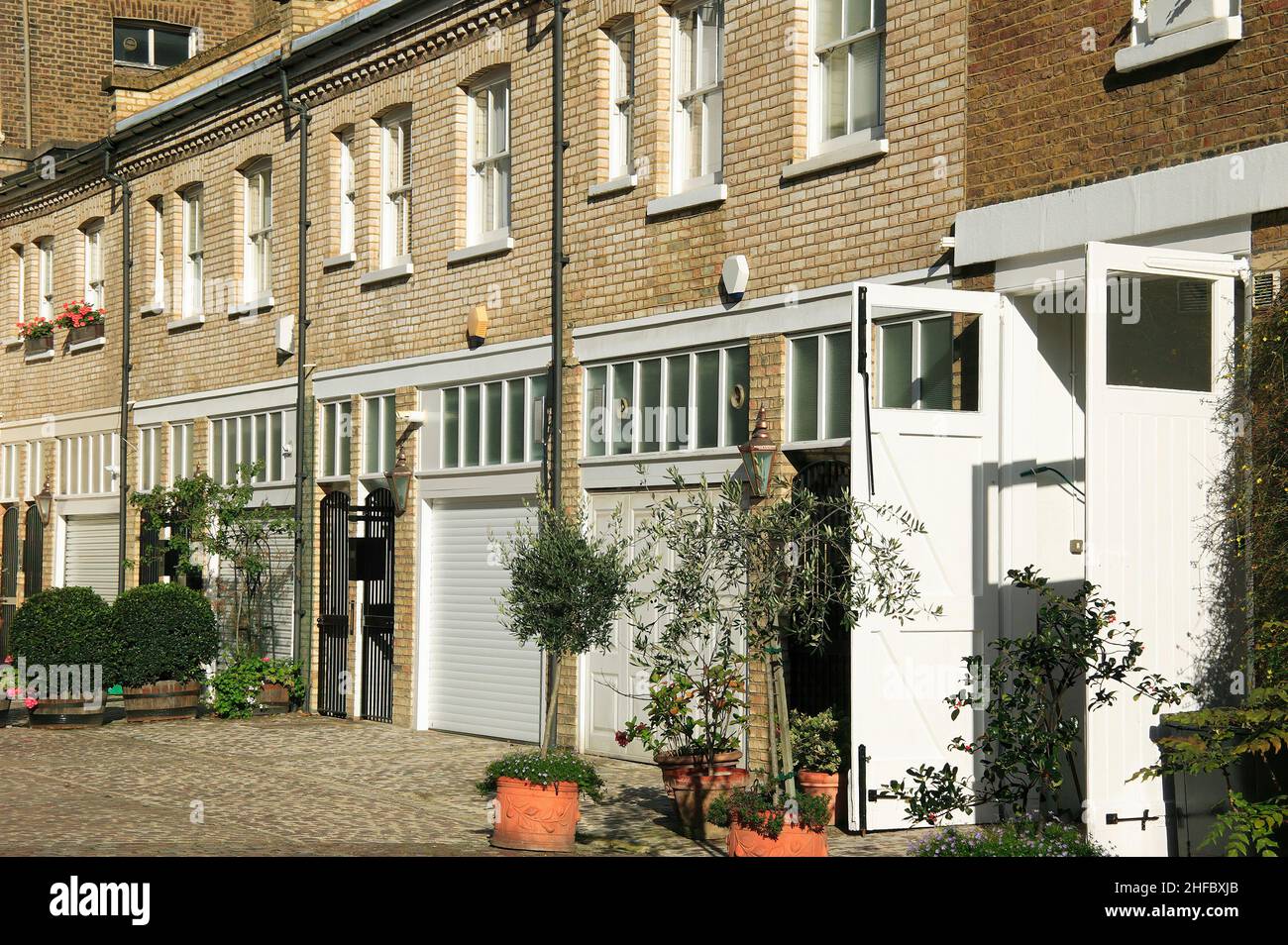 Mews casa appartamenti residenziali a Marylebone Londra Inghilterra Regno Unito che sono edifici convertiti da vecchie scuderie a cavallo, foto immagine stock Foto Stock