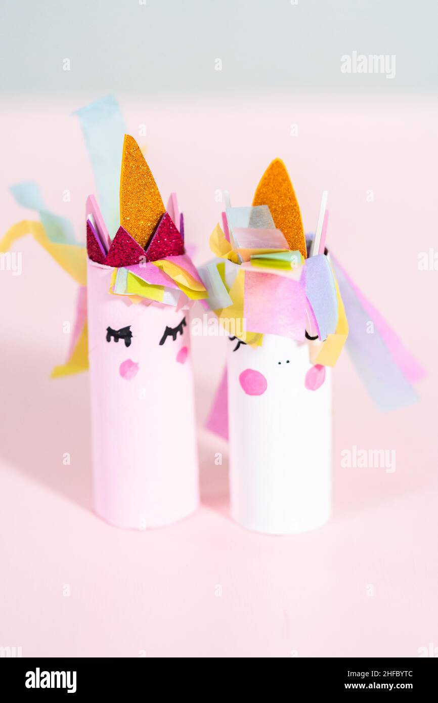 Fare un unicorno dal rotolo di carta igienica e carta artigianale Foto  stock - Alamy