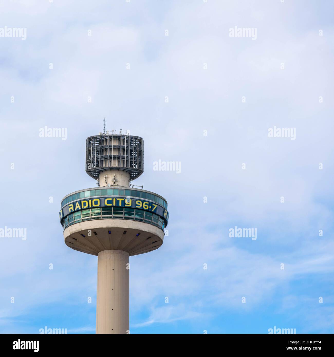 Radio City Tower (conosciuta anche come St. John's Beacon) è una torre di osservazione e radio situata a Liverpool, Regno Unito. E' la seconda struttura indipendente più alta Foto Stock
