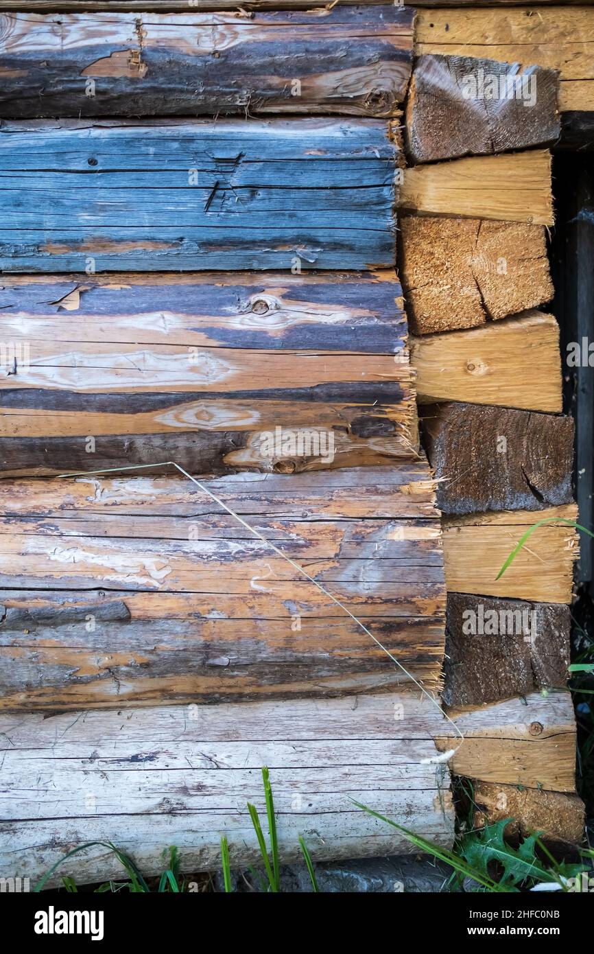 Nuova casa in legno di tronchi antichi, in campagna, all'aperto. Stile di vita e tradizioni del villaggio. Spazio di copia. Foto Stock