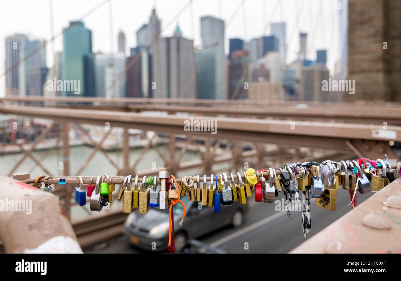 Lucchetti appesi sul ponte di Brooklyn. Foto Stock