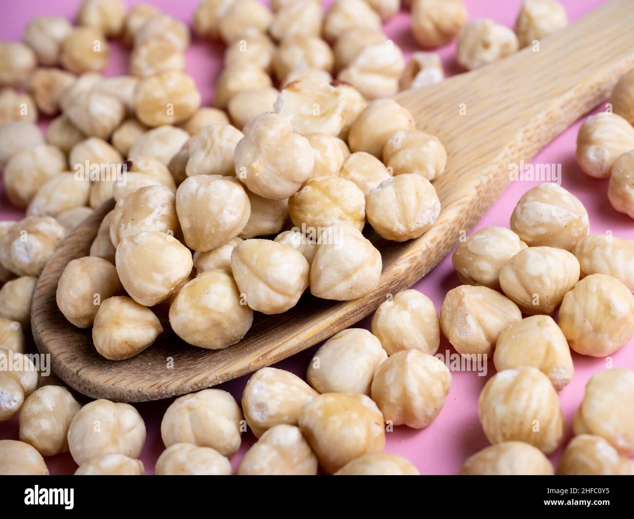Nocciole su un cucchiaio di legno. Foto Stock