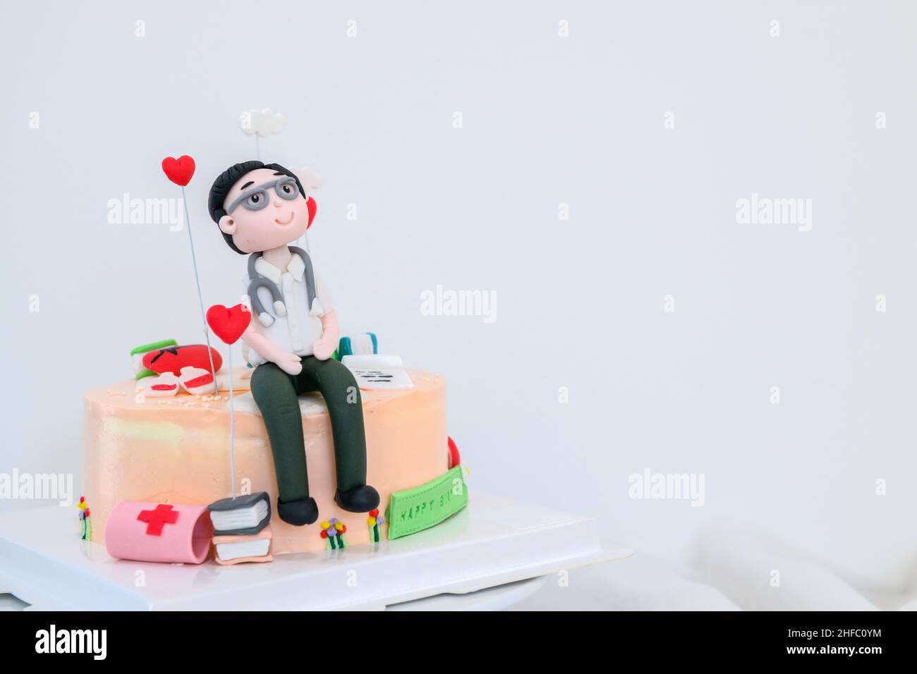 Medico fondente e attrezzature per i medici sulla torta alla vaniglia, torta fatta in casa concetto Foto Stock