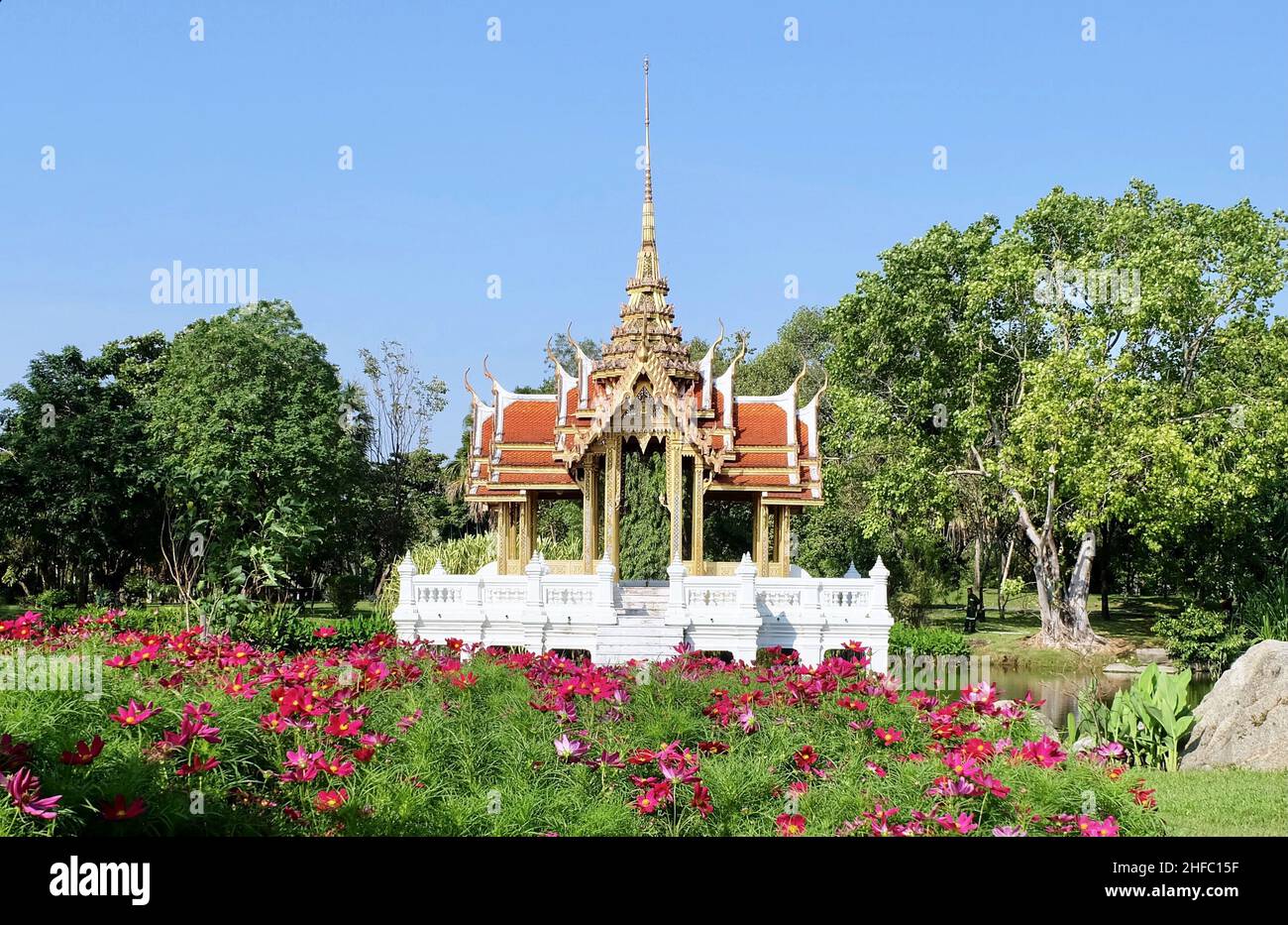 Padiglione tailandese o Gazebo con fiori rosa del cosmo, un giardino annessi a Suan Luang Rama 9 a Bangkok, Thailandia. Foto Stock