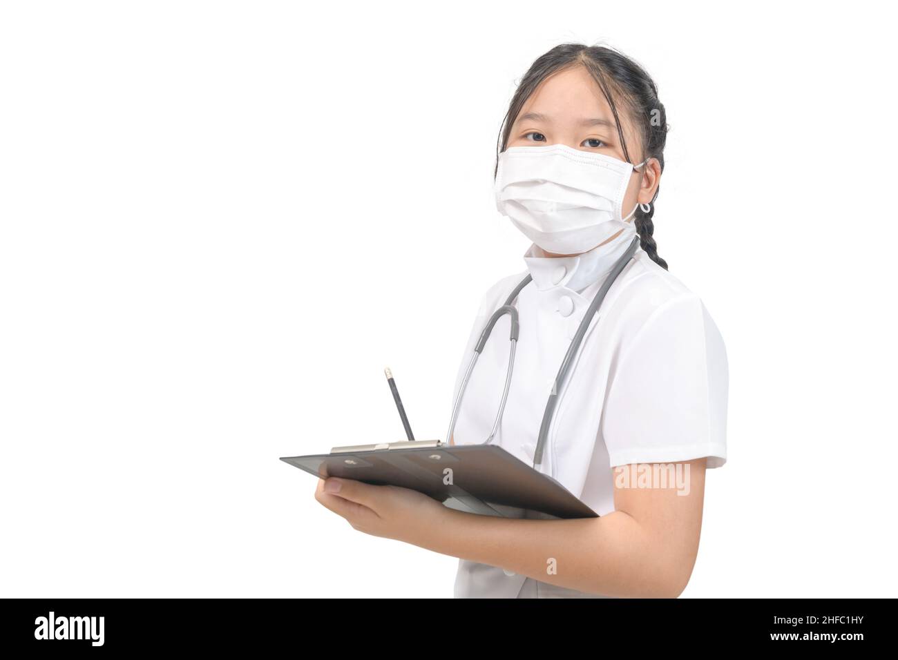 Cute ragazza medico riempiendo la forma medica isolato su sfondo bianco, concetto di assistenza sanitaria Foto Stock