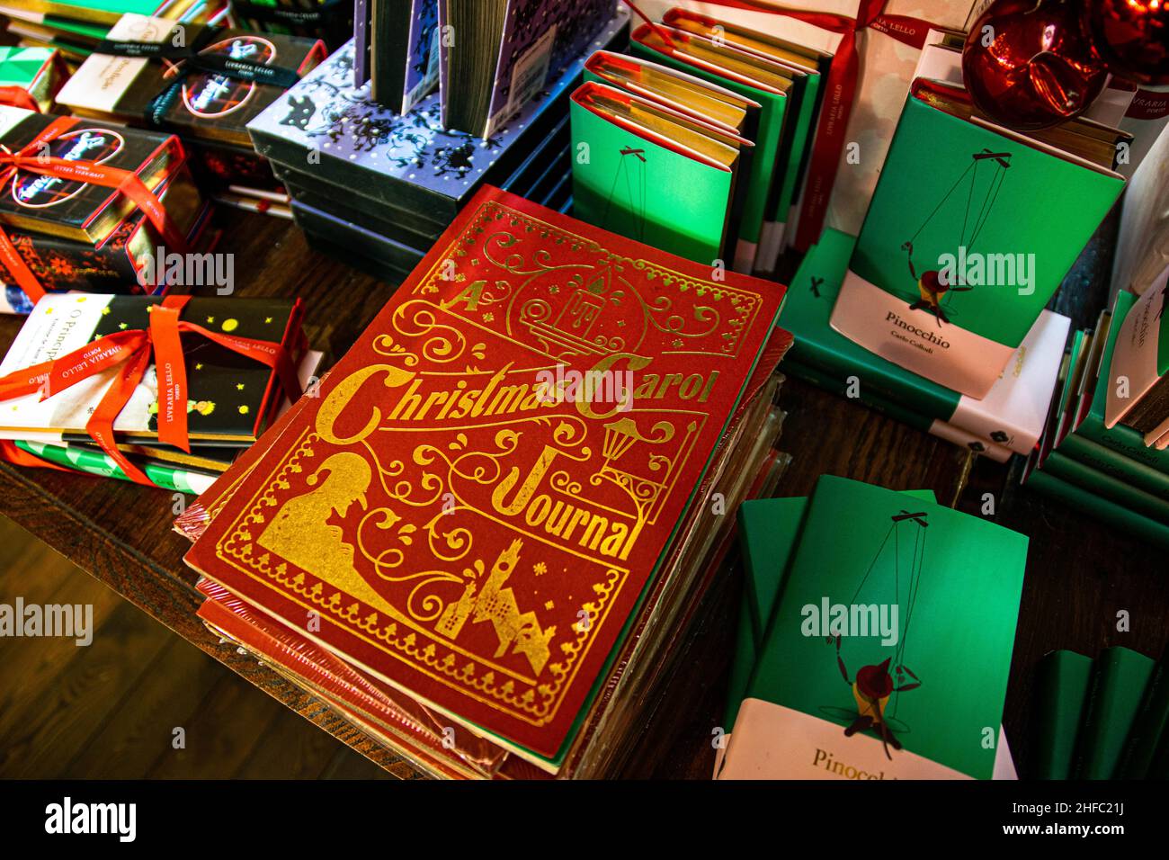 Porto, Portogallo - 18 Nov 2020: Prima copertina di un Carol Journal di Natale, basato sul famoso libro Charles Dickens. Idee regalo di Natale all'interno del negozio di libri Foto Stock