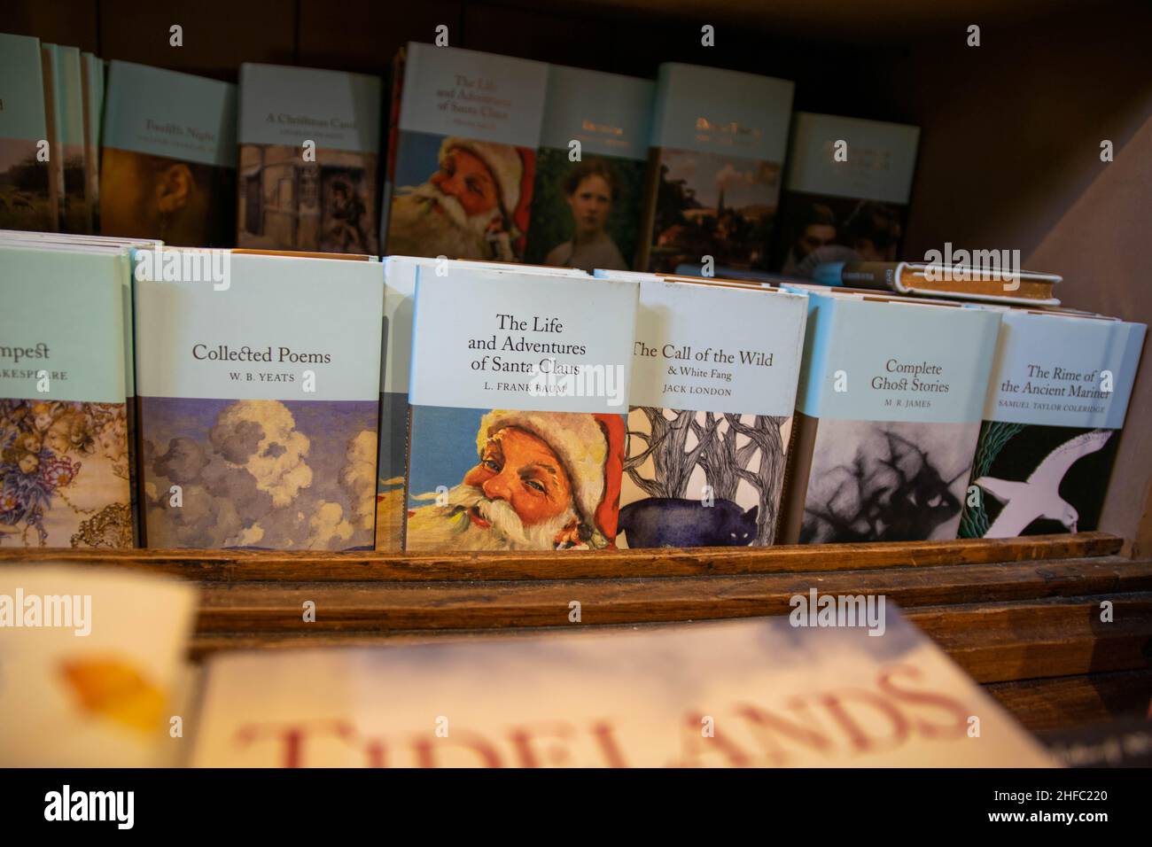Porto, Portogallo - 18th novembre 2019: Una selezione di libri classici d'epoca, tra cui The Life and Adventures of Babbo Natale di L Frank Baum, Foto Stock