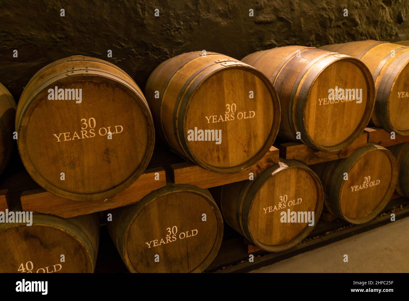 Botti di rovere Porto in filari puri a Porto, Portogallo. Background del concetto di vinificazione. Porto, vino fortificato e whisky sono immagazzinati per anni a maturare Foto Stock