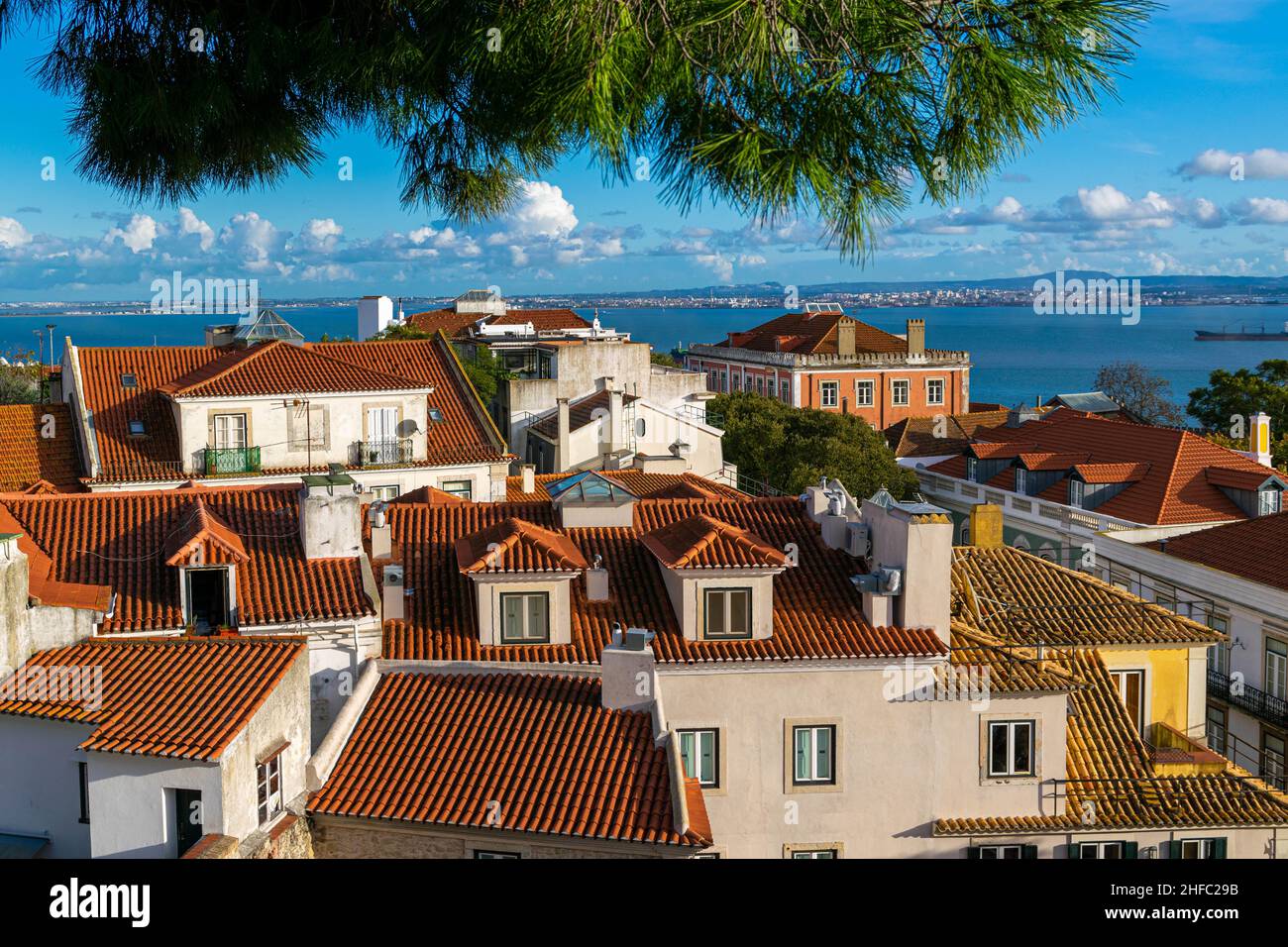 Lisbona, Portogallo - 21 Nov 2019: Lisbona tradizionale e panoramica con case sul tetto di colore arancione, il fiume Douro e barche al porto. Bella e tranquilla Foto Stock