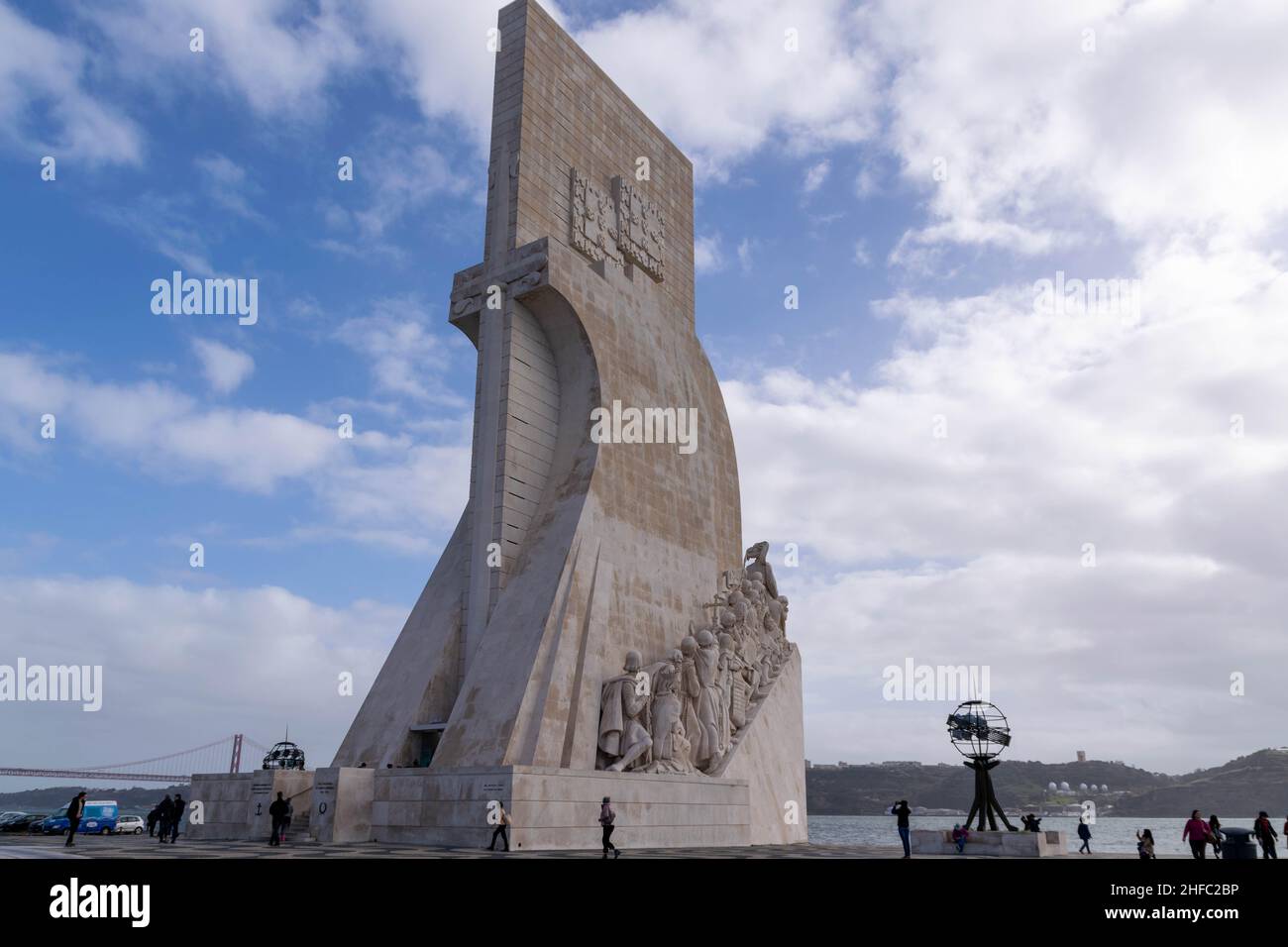 Lisbona, Portogallo - 22 novembre 2019: Monumento alle scoperte, Padrão dos Descobrimentos, sul Tago a Belem, Lisboa. Festeggiamo i portoghesi Foto Stock