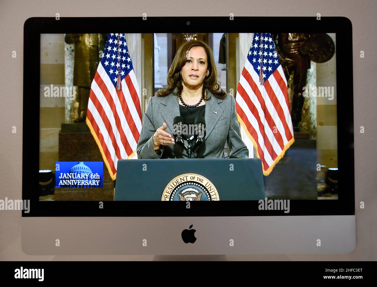 C-SPAN TV via cavo screenshot del Vice Presidente degli Stati Uniti Kamala Harris parlando per un anno anniversario dell'attacco del 6 gennaio al Campidoglio degli Stati Uniti Foto Stock