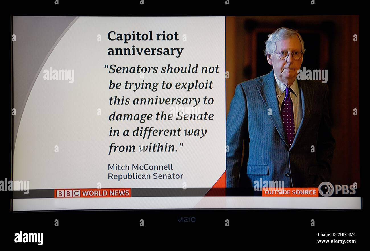 Screenshot della trasmissione della BBC del senatore degli Stati Uniti Mitch McConnell dichiarazione critica dei senatori democratici in occasione dell'anniversario della sommossa del Campidoglio del 6 gennaio Foto Stock