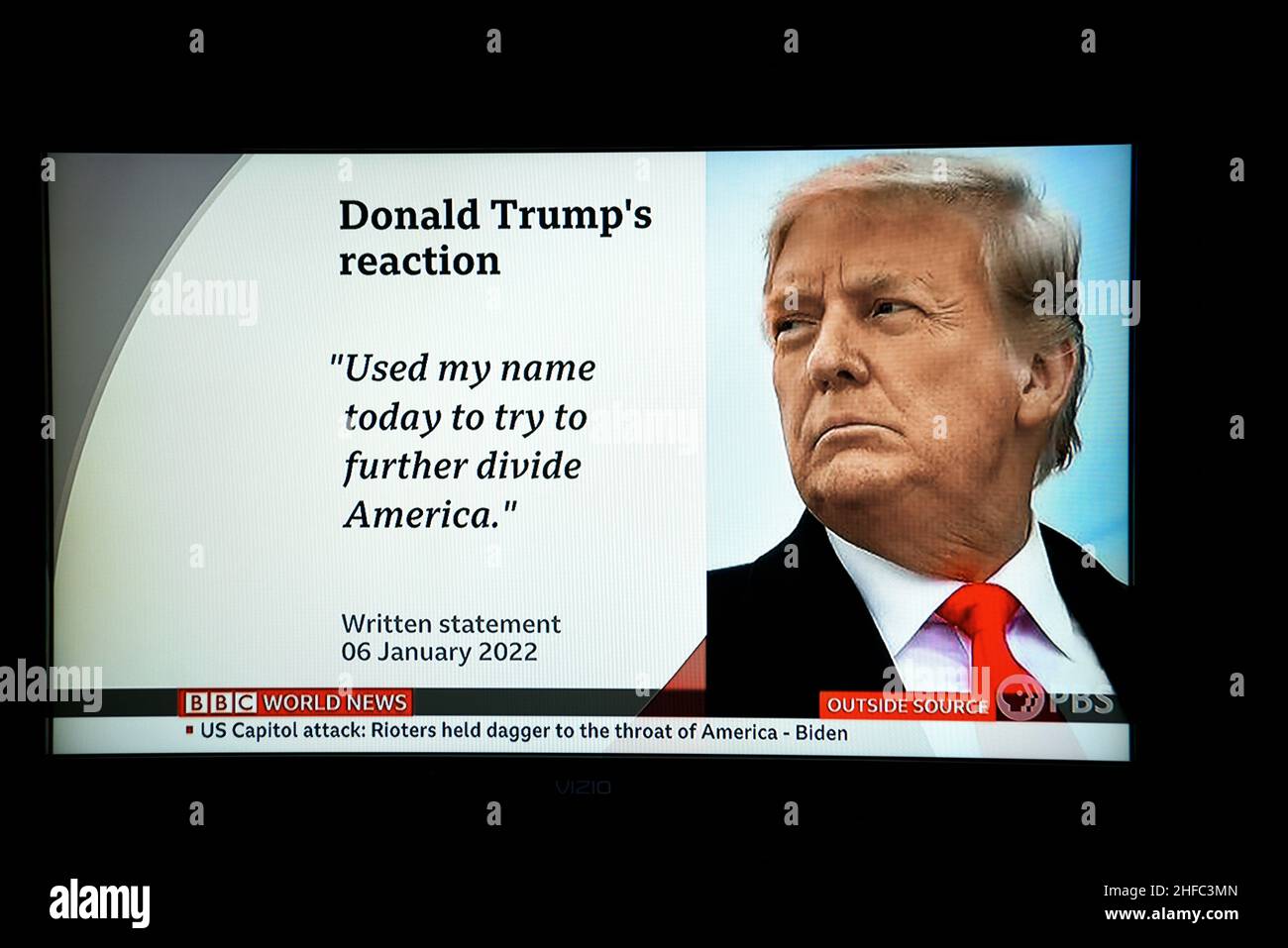 Screenshot della trasmissione della BBC con citazione dall'ex presidente degli Stati Uniti Trump Critical del presidente Joe Biden's 6 gennaio 2022 discorso Critical di Trump. Foto Stock