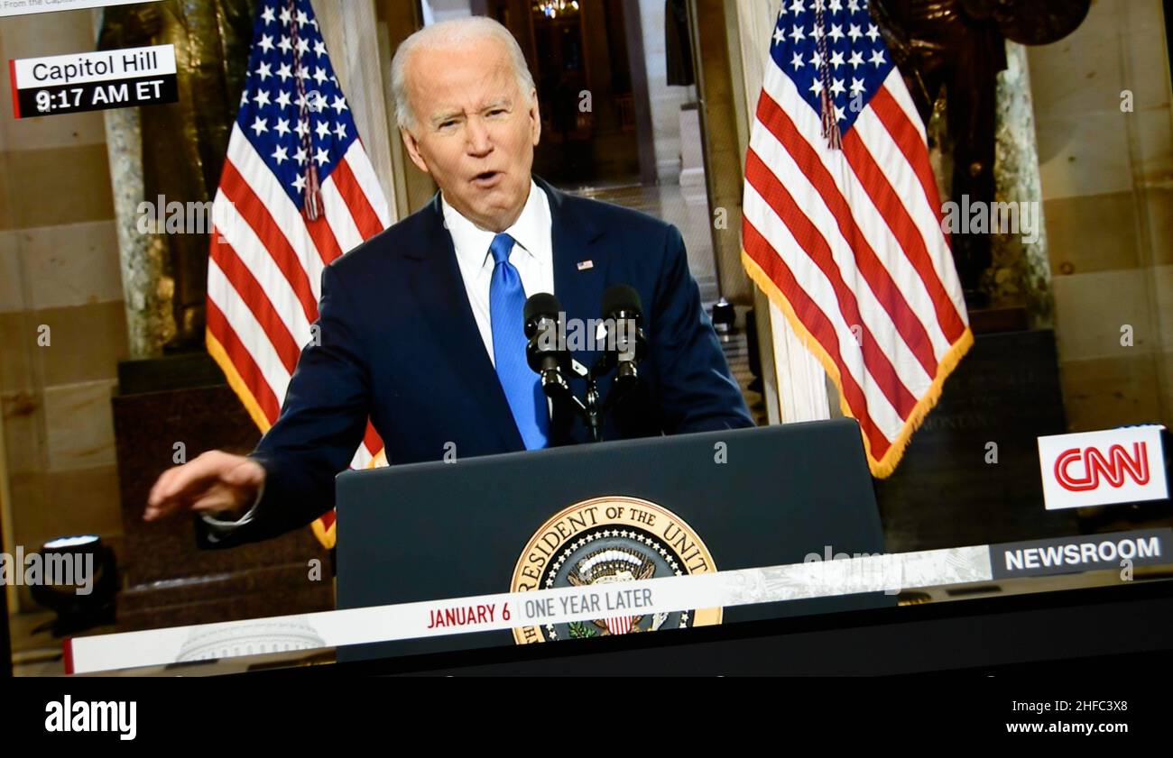 Uno screenshot del computer della CNN trasmesso dal presidente degli Stati Uniti Joe Biden parlando in occasione del primo anniversario dell'attacco del 6 gennaio al Campidoglio. Foto Stock