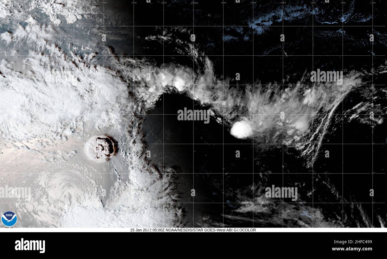 Washington DC, Stati Uniti. 15th Jan 2022. L'eruzione del vulcano sottomarino Hunga Tonga-Hunga haa'apai di Tonga il 15 gennaio 2022, che ha prodotto un massiccio fumo, è catturata in questa immagine fornita dal satellite GOES-West di NOAA. Gli avvertimenti dello tsunami si estendevano attraverso l'Oceano Pacifico e fino ad est della costa degli Stati Uniti continentali. NOAA Photo/UPI Credit: UPI/Alamy Live News Foto Stock