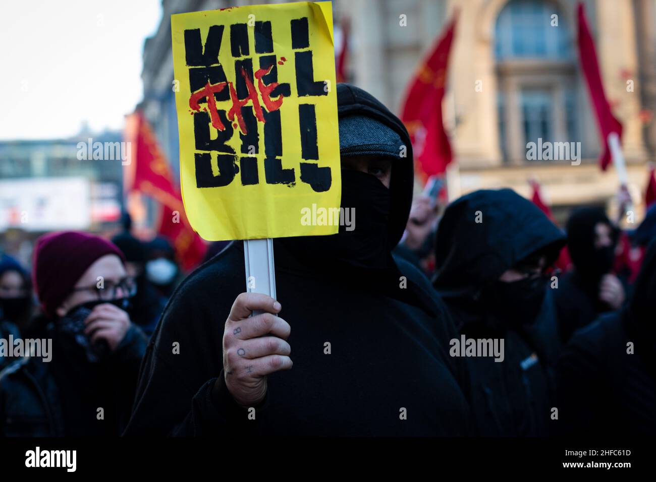 Manchester, Regno Unito. 15th Jan 2022. Un manifestante con un cartello marches durante un Kill The Bill march. Le proteste in tutto il paese sono state organizzate a causa della proposta di polizia, crimine, condanna e tribunale Bill. Che, se approvata, introdurrebbe la nuova legislazione intorno a dimostrazioni.ÊAndy Barton/Alamy Live News Credit: Andy Barton/Alamy Live News Foto Stock
