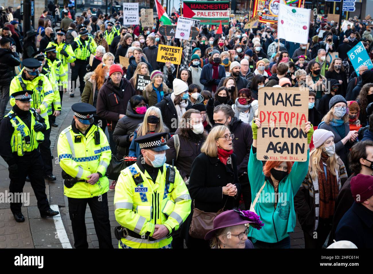 Manchester, Regno Unito. 15th Jan 2022. Centinaia di persone marciano durante un Kill la giornata nazionale di azione Bill. Le proteste in tutto il paese sono state organizzate a causa della proposta di polizia, crimine, condanna e tribunale Bill. Che, se approvata, introdurrebbe la nuova legislazione intorno a dimostrazioni.ÊAndy Barton/Alamy Live News Credit: Andy Barton/Alamy Live News Foto Stock