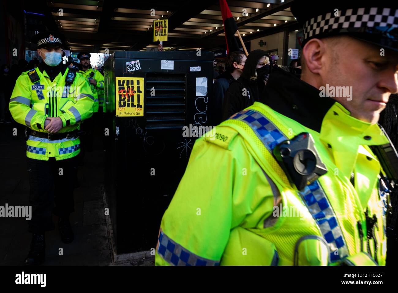 Manchester, Regno Unito. 15th Jan 2022. La polizia segue i manifestanti durante un Kill The Bill march. Le proteste in tutto il paese sono state organizzate a causa della proposta di polizia, crimine, condanna e tribunale Bill. Che, se approvata, introdurrebbe la nuova legislazione intorno a dimostrazioni.ÊAndy Barton/Alamy Live News Credit: Andy Barton/Alamy Live News Foto Stock