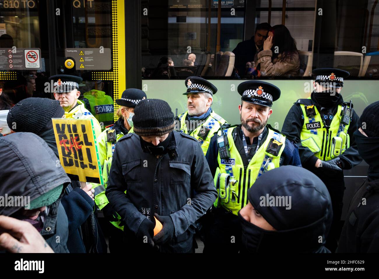 Manchester, Regno Unito. 15th Jan 2022. La polizia interviene durante un Kill The Bill march come dimostranti bloccare i tram Metrolink. Le proteste in tutto il paese sono state organizzate a causa della proposta di polizia, crimine, condanna e tribunale Bill. Che, se approvata, introdurrebbe la nuova legislazione intorno a dimostrazioni.ÊAndy Barton/Alamy Live News Credit: Andy Barton/Alamy Live News Foto Stock