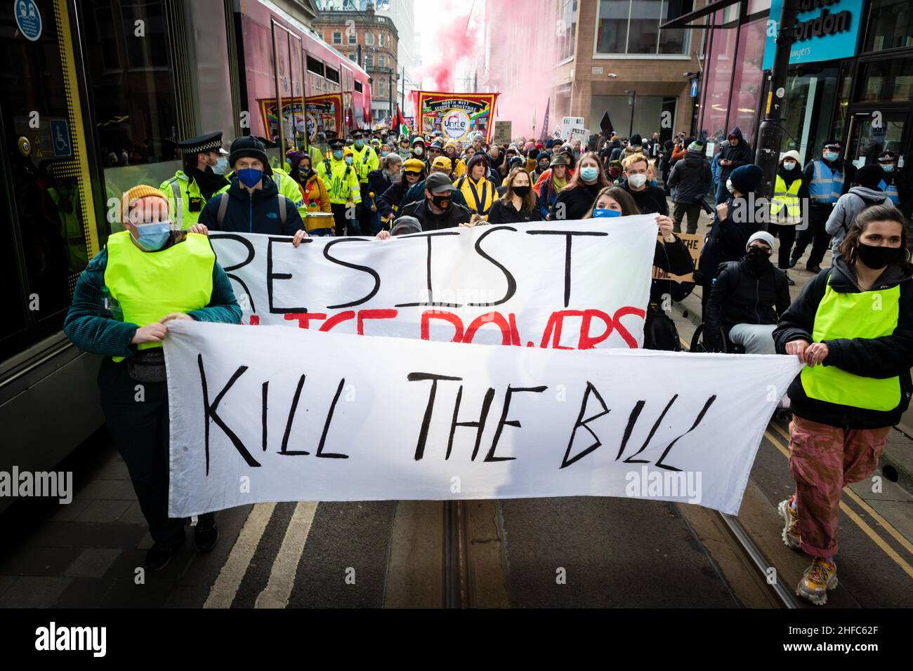 Manchester, Regno Unito. 15th Jan 2022. Centinaia di persone marciano durante un Kill la giornata nazionale di azione Bill. Le proteste in tutto il paese sono state organizzate a causa della proposta di polizia, crimine, condanna e tribunale Bill. Che, se approvata, introdurrebbe la nuova legislazione intorno a dimostrazioni.ÊAndy Barton/Alamy Live News Credit: Andy Barton/Alamy Live News Foto Stock