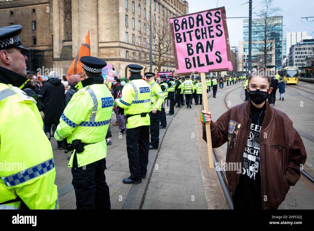 Manchester, Regno Unito. 15th Jan 2022. Un manifestante con un cartello attende l'inizio del Kill The Bill march. Le proteste in tutto il paese sono state organizzate a causa della proposta di polizia, crimine, condanna e tribunale Bill. Che, se approvata, introdurrebbe la nuova legislazione intorno a dimostrazioni.ÊAndy Barton/Alamy Live News Credit: Andy Barton/Alamy Live News Foto Stock