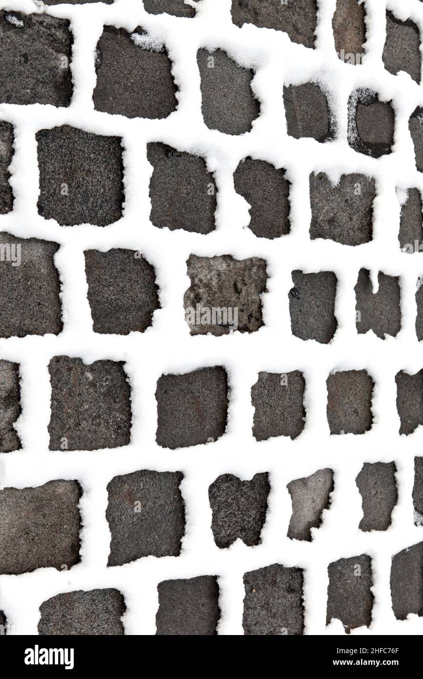 particolare del padiglione in pietra di ciottoli in inverno con neve sul cordone Foto Stock