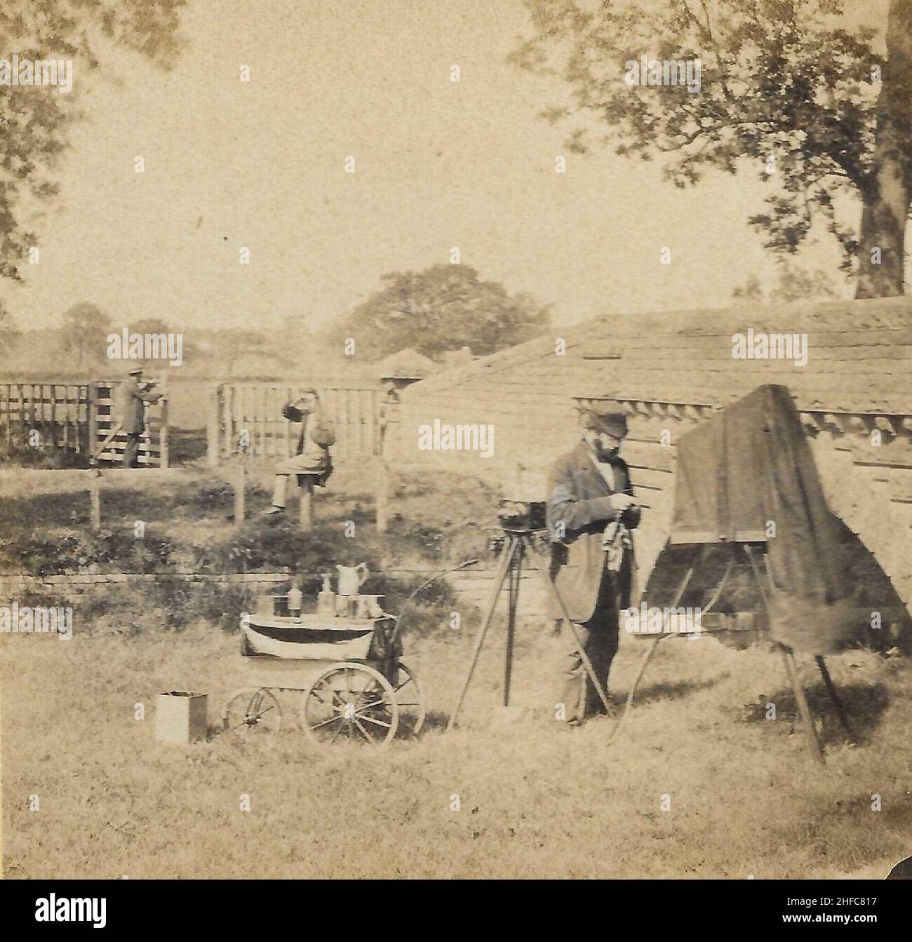 Stereoview - MR W Dodgson , Wigton , Cumberland , con il suo apparecchio di fotografia di campo , macchina fotografica stereoscopica , tenda scura , processo di collodio bagnato, vista vicino Wigton , fotografo precoce Foto Stock
