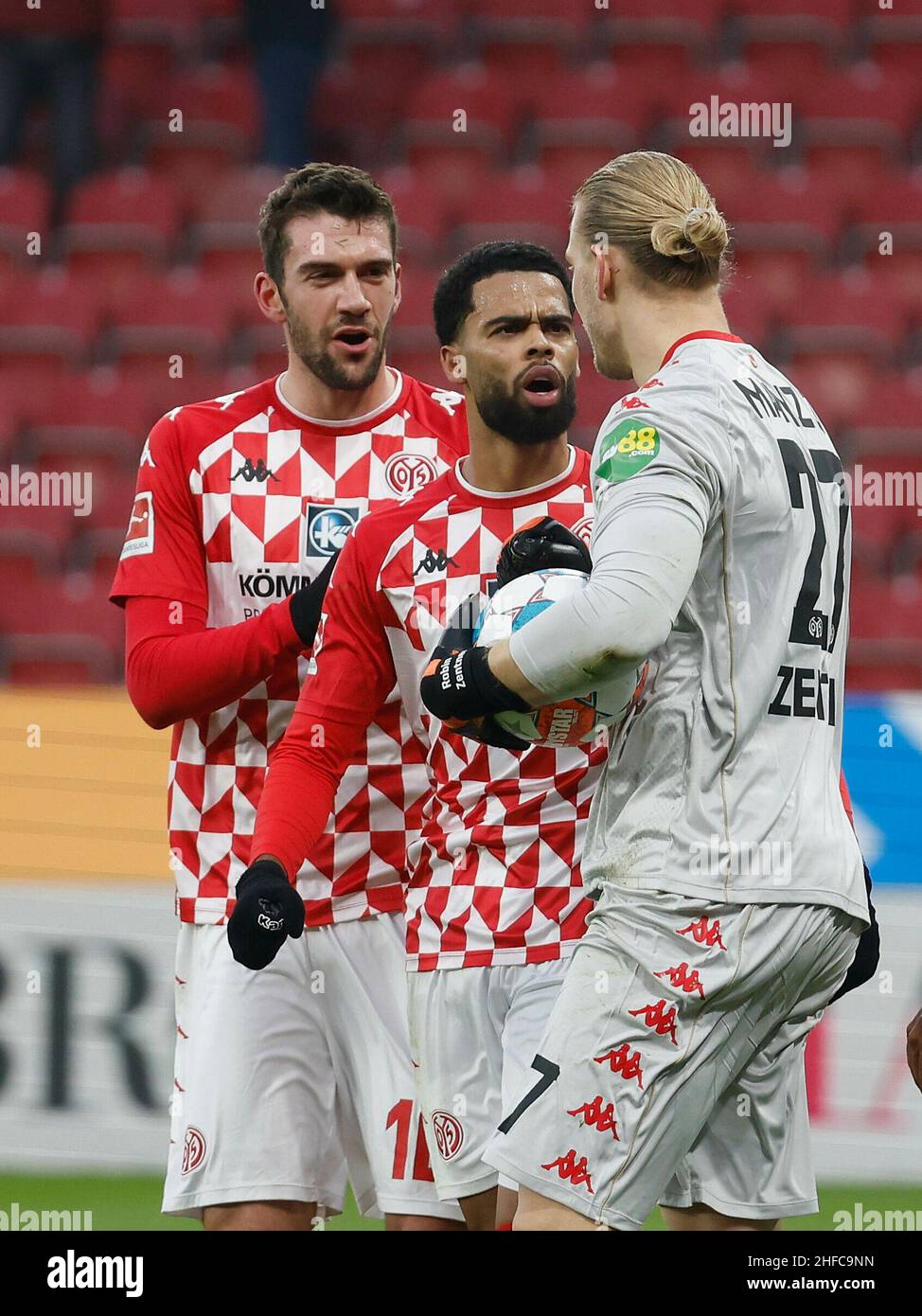 Magonza, Germania. 15th Jan, 2022. Primo: 01/15/2022, Fuvuball, 1.Bundesliga, stagione 2021/2022, FSV FSV FSV Magonza 05 - VfL Bochum Robin Zentner, giubilo, grazie, dopo il suo salvataggio, pena, Con, e, Stefan Bell, Geremia St. Juste, Leandro Barreiro credito: dpa / Alamy Live News Foto Stock