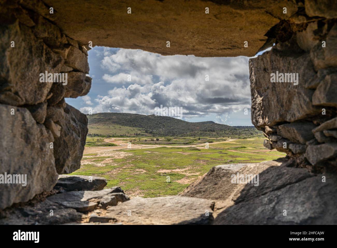Vista attraverso una finestra nei resti del vecchio mulino d'oro di Aruba Foto Stock