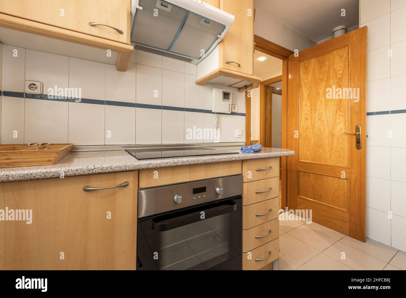 Cucina con mobili in legno di faggio in appartamento per vacanze Foto Stock